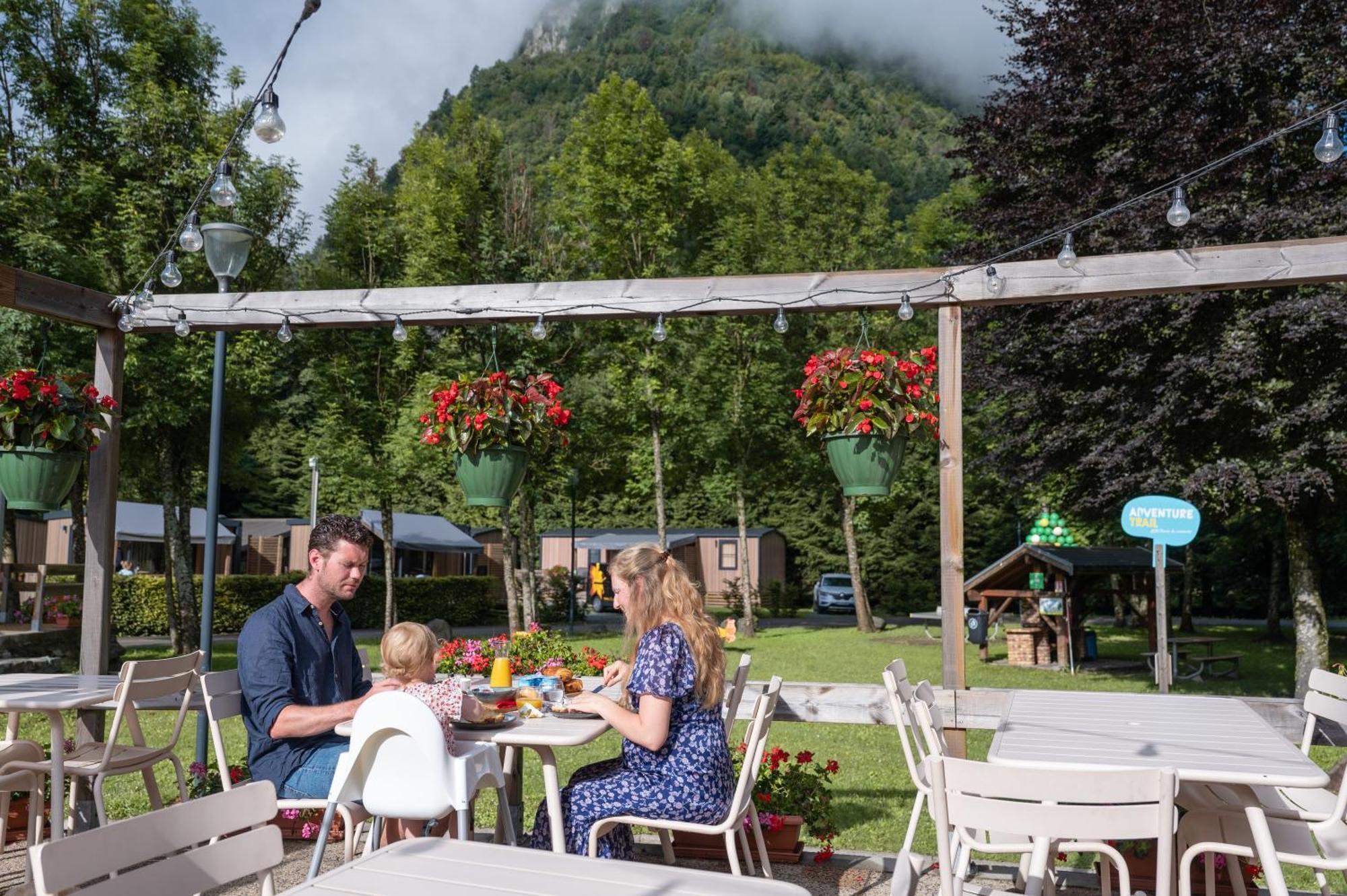 Camping Rcn Belledonne Le Bourg-dʼOisans Eksteriør billede